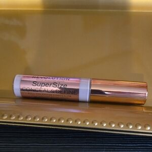 Revolution Concealer in Rose Gold and White